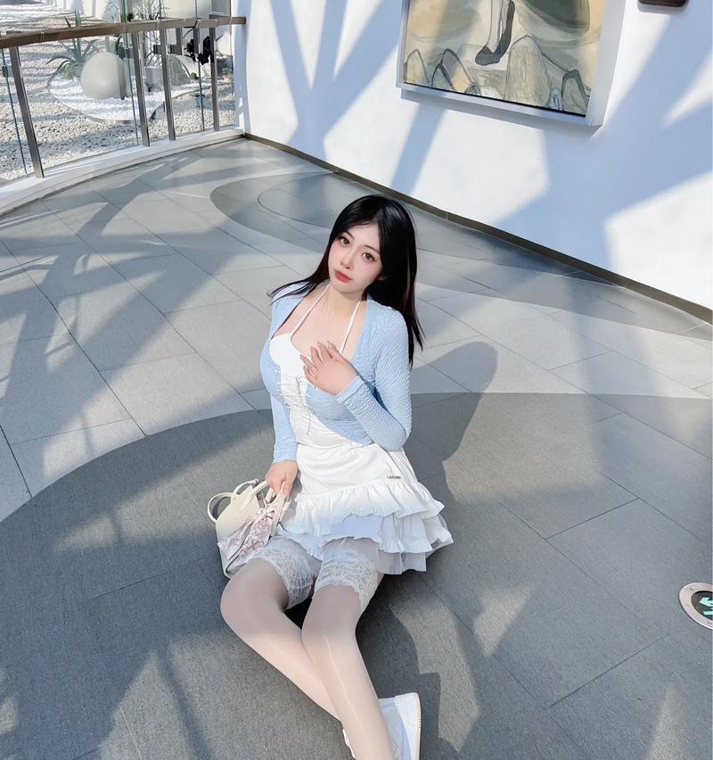 以邻家女孩v0.2手游攻略（初探女主角，发现隐藏的秘密，解锁新篇章）